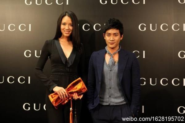 最右竟然是何韻詩，信號滿格……