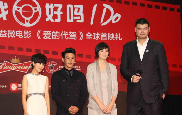 易建聯(lián)與姚明的合影本來好好的，丁俊暉一出現(xiàn)，立馬變“深V”，心疼小暉一秒