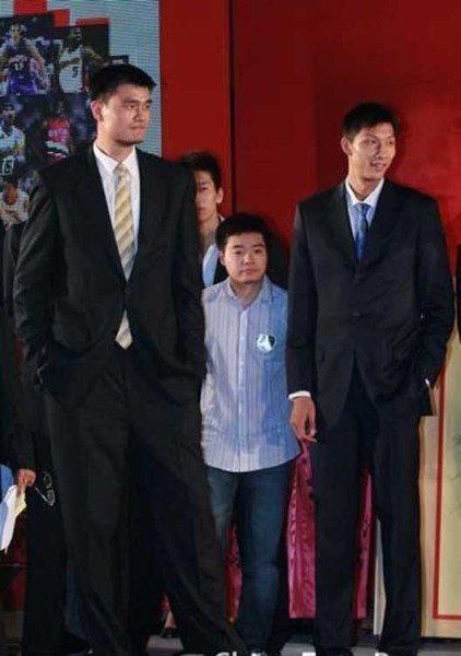 鄧超夫婦以及于嘉、林書豪，放在人群里都是不錯的身高，顯然，他們選錯了參照物。