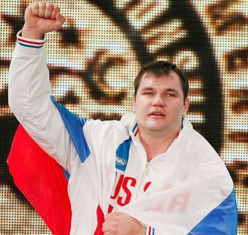 圖為2015年11月28日,阿列克謝·洛夫切夫在2015舉重世錦賽男子105公斤級(jí)頒獎(jiǎng)儀式上慶祝。