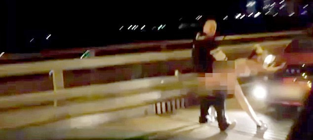 盡管許多人圍觀，但這對夫婦似乎對于露天表演毫不在意。（視頻截圖）