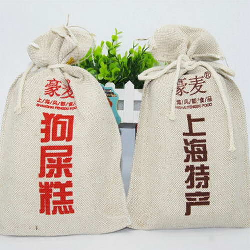 上海某公司推出的一款名為“狗屎糕”的產品引來不少質疑。