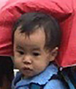 打傘小網紅本尊現身 抱她的不是奶奶是外婆