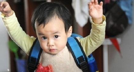 打傘小網紅本尊現身 抱她的不是奶奶是外婆