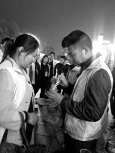 員工未完成業績被罰當眾吃活面包蟲 圍觀者拍照