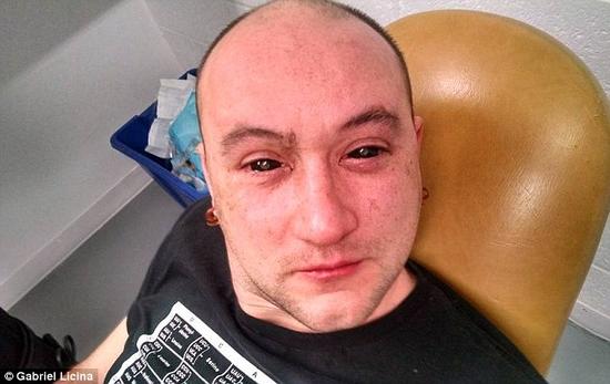 一支來自加州的研究團(tuán)隊(duì)研發(fā)了一種能使人類擁有夜視能力的藥水。該溶液由二氫卟吩e6與胰島素和生理鹽水混合而成。在往實(shí)驗(yàn)對(duì)象加西亞?里西納眼中滴入少量溶液之后，他的眼睛先是呈現(xiàn)全黑色，但在藥水被吸收之后即恢復(fù)正常。