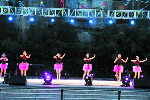 鄭州綠博園第二屆“綠博之夜”開幕 水上足球賽激情開賽 鄭州綠博園第二屆“綠博之夜”開幕 水上足球賽激情開賽