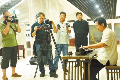 意大利國家電視臺記者正在錄制中國古琴的演奏 意大利國家電視臺記者正在錄制中國古琴的演奏