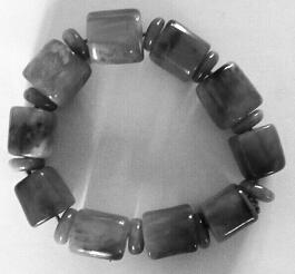 女游客游玩將20萬手鏈甩河中 景區找回尋失主