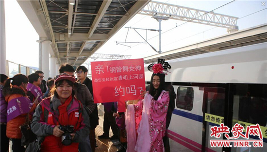 90后“鋼管舞女神”乘高鐵現身清明上河園,近千人圍觀