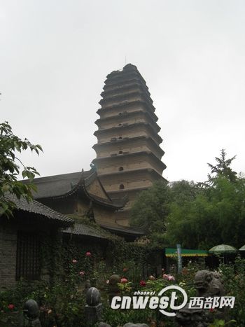 小雁塔見證了高僧義凈翻譯佛經的歲月,也見證了唐代流行的留學印度潮流。 小雁塔見證了高僧義凈翻譯佛經的歲月,也見證了唐代流行的留學印度潮流。