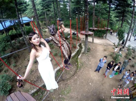 “野獸”叢林里狂追美女 白云山叢林挑戰賽亮點紛呈