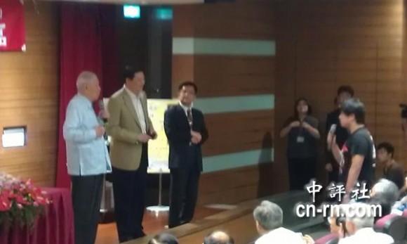 　大陸交換學生針對演講內容，頻頻問李登輝，雙方一來一往。(中評社黃文杰攝)