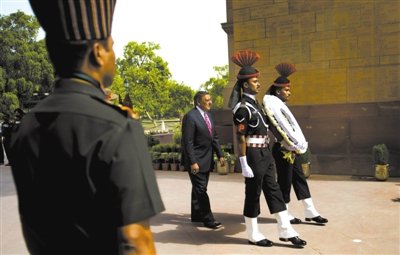 　　6日，帕內塔在新德里。他在印度訪問時稱，美國愿意為印度提供最先進的武器