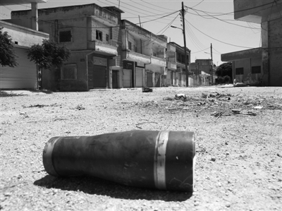 11日,霍姆斯,政府軍和反對派武裝沖突過后留下一個彈殼。 11日,霍姆斯,政府軍和反對派武裝沖突過后留下一個彈殼。