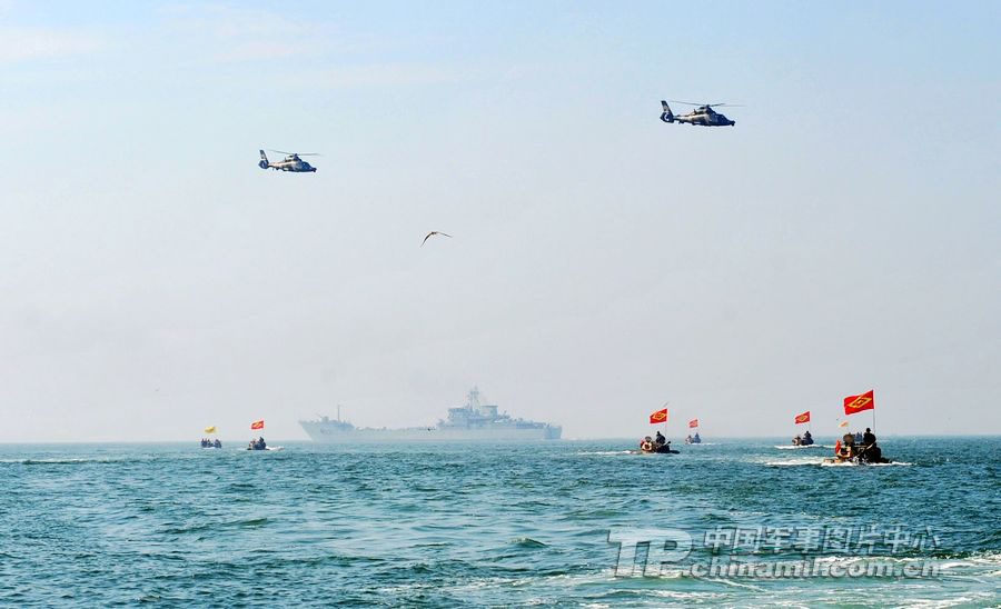 南京軍區裝甲某旅搶灘演練 兩棲坦克“放炮花”