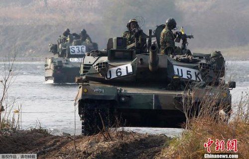 資料圖:2011年11月2日,韓國軍隊在首爾東南100公里的驪州進行軍事演習。 資料圖:2011年11月2日,韓國軍隊在首爾東南100公里的驪州進行軍事演習。