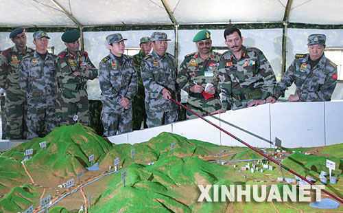 資料圖：2007年12月23日，中印陸軍聯合軍演中印參訓指導組成員在進行訓練磋商