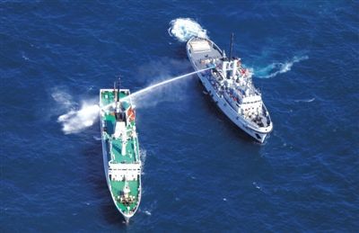 昨日，東海某海域，東海艦隊拖船使用高壓水炮為地方執(zhí)法船滅火