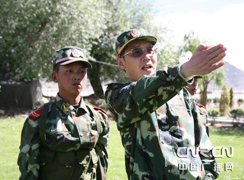 郭毅力在拉薩支隊執勤點檢查執勤情況 郭毅力在拉薩支隊執勤點檢查執勤情況