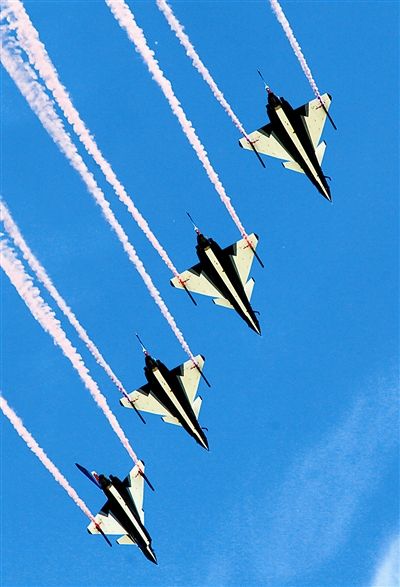 藍天為紙，6架紅藍涂裝的殲-10戰機縱情潑墨寫意