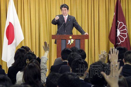 12月17日,日本自民黨總裁安倍晉三17日在黨總部會見記者,表示考慮與日本維新會和眾人之黨攜手修改憲法。 12月17日,日本自民黨總裁安倍晉三17日在黨總部會見記者,表示考慮與日本維新會和眾人之黨攜手修改憲法。