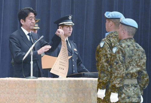 20日,日本首相安倍晉三向回國的戈蘭高地維和自衛(wèi)隊(duì)遞交政府獎(jiǎng)狀。安倍在儀式上稱,近年“日本周邊的安全保障環(huán)境更加嚴(yán)峻”,為此將修改《防衛(wèi)計(jì)劃大綱》,進(jìn)一步加強(qiáng)日美同盟。