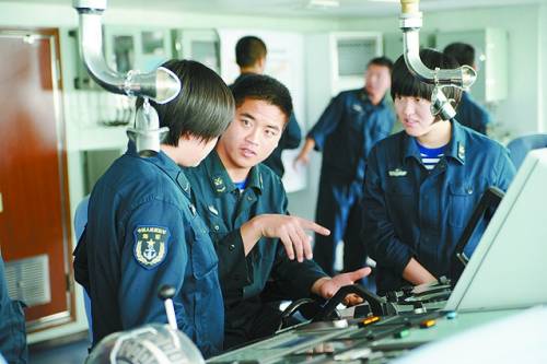 女艦員在學習操舵 女艦員在學習操舵