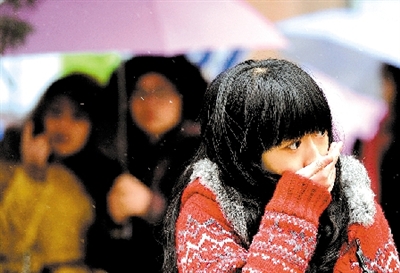 大學(xué)路附近，一位美女冷得縮起脖子。 晚報(bào)記者 馬健 圖