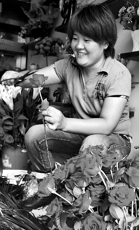 8月21日，內黃縣一家鮮花店的工作人員正在包裝鮮花。