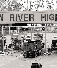 一輛6軸大貨車闖關上橋 一輛6軸大貨車闖關上橋