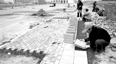 端午路正在鋪設人行道道磚，進行工程收尾。