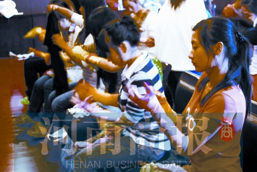 演出前，她們仔細(xì)檢查每一處細(xì)節(jié)