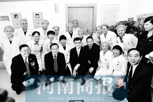 駱家輝與胸科醫院工作人員合影 駱家輝與胸科醫院工作人員合影