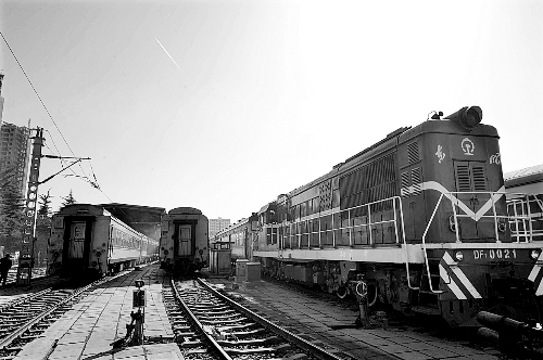 　　鄭州車輛段，擦拭一新的列車整裝待發。