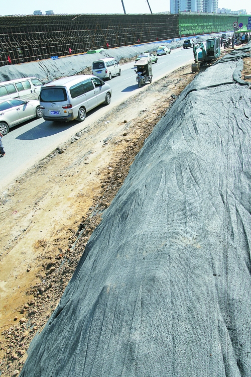 豐樂路與北三環交叉口,修路的土被歸置得整整齊齊,并用黑網覆蓋,既保暢通又避免了揚塵。 豐樂路與北三環交叉口,修路的土被歸置得整整齊齊,并用黑網覆蓋,既保暢通又避免了揚塵。