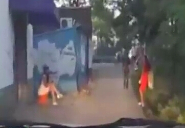 實拍：暴露女子公然站街拉客