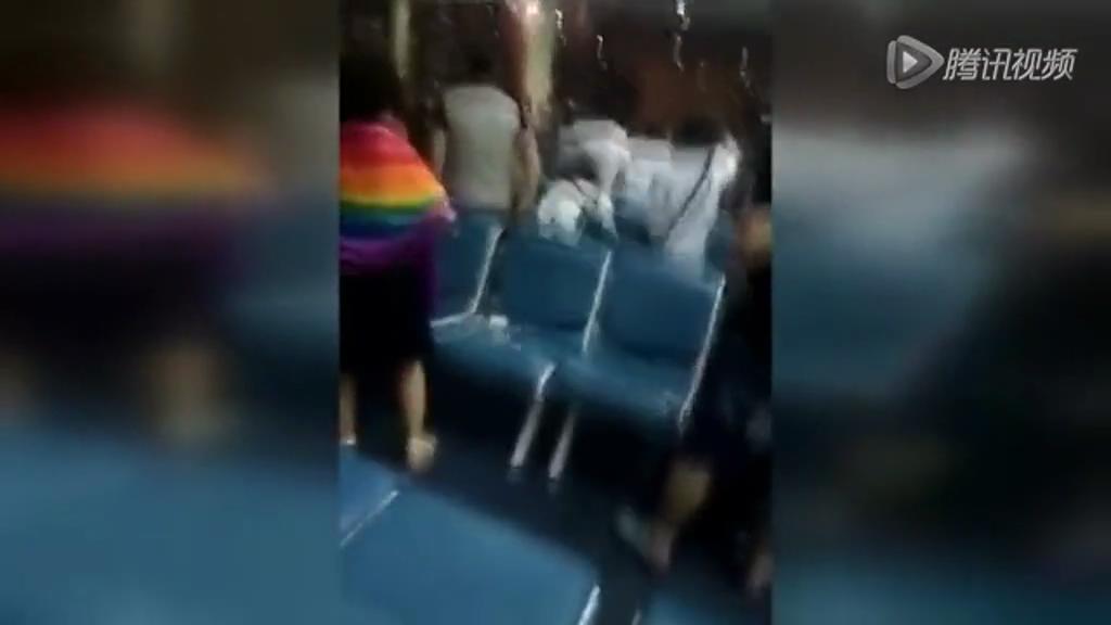 實拍中國游客大鬧曼谷機場 現場高唱中國國歌