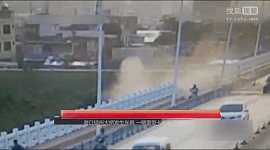 監(jiān)拍海口瓊州大橋重型卡車(chē)直接沖下大橋 司機(jī)獲救