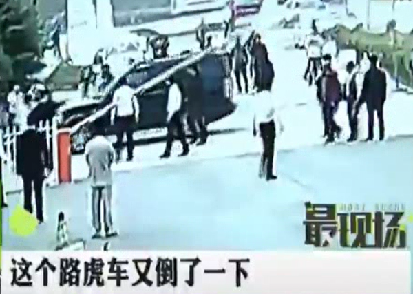 奧迪沒(méi)修好 路虎又被砸？