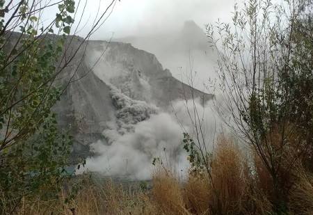 阿富汗7.8級強震引發山體滑坡 山石瞬間崩落
