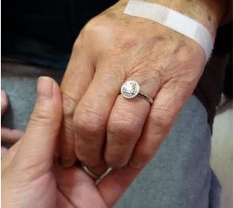 88歲爺爺買(mǎi)一克拉鉆戒送給85歲妻子