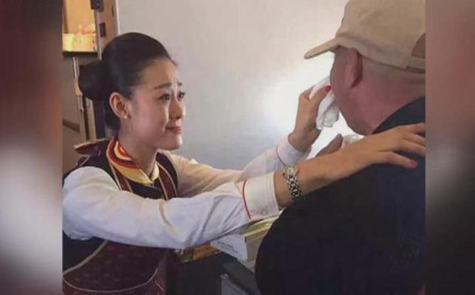 贊！空姐跪地喂河南老人吃飯