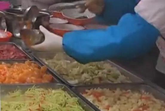 食堂驚現黑暗料理 學生：特好吃