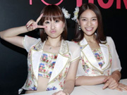 AKB48雙姝甜美訪(fǎng)港 成百宅男瘋搶握手