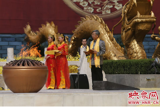 中華炎黃文化研究會會長許嘉璐宣讀拜祖大典拜祭文。映象網記者 邵恰 攝 中華炎黃文化研究會會長許嘉璐宣讀拜祖大典拜祭文。映象網記者 邵恰 攝