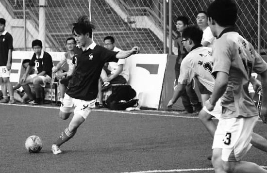 只要有球踢，小伙子們就很高興