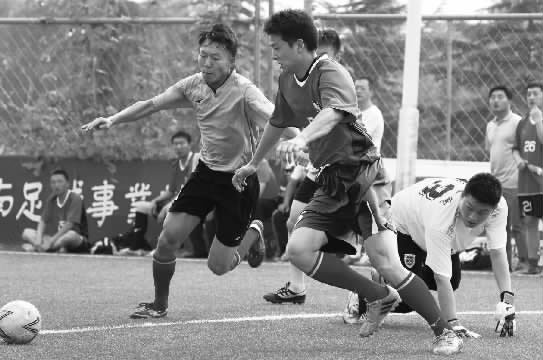 鄭州航院隊與鄭州經(jīng)開正和隊的比賽，可謂是學生軍和朋友隊之間的強強對決