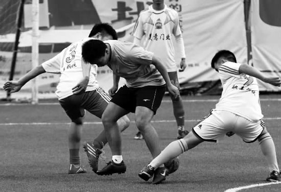 奪冠熱門球隊美意門業，上半場就踢出了5:0的一邊倒局面