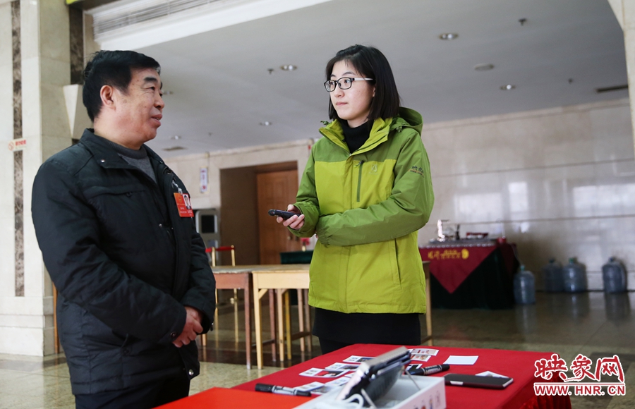 會議間隙采訪代表。